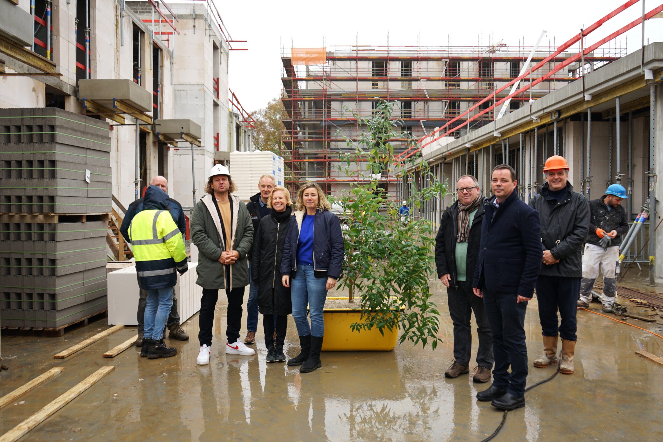 Foto van de meibommviering van de laatste bouwfase van MIDDEN, een project van Triple Living